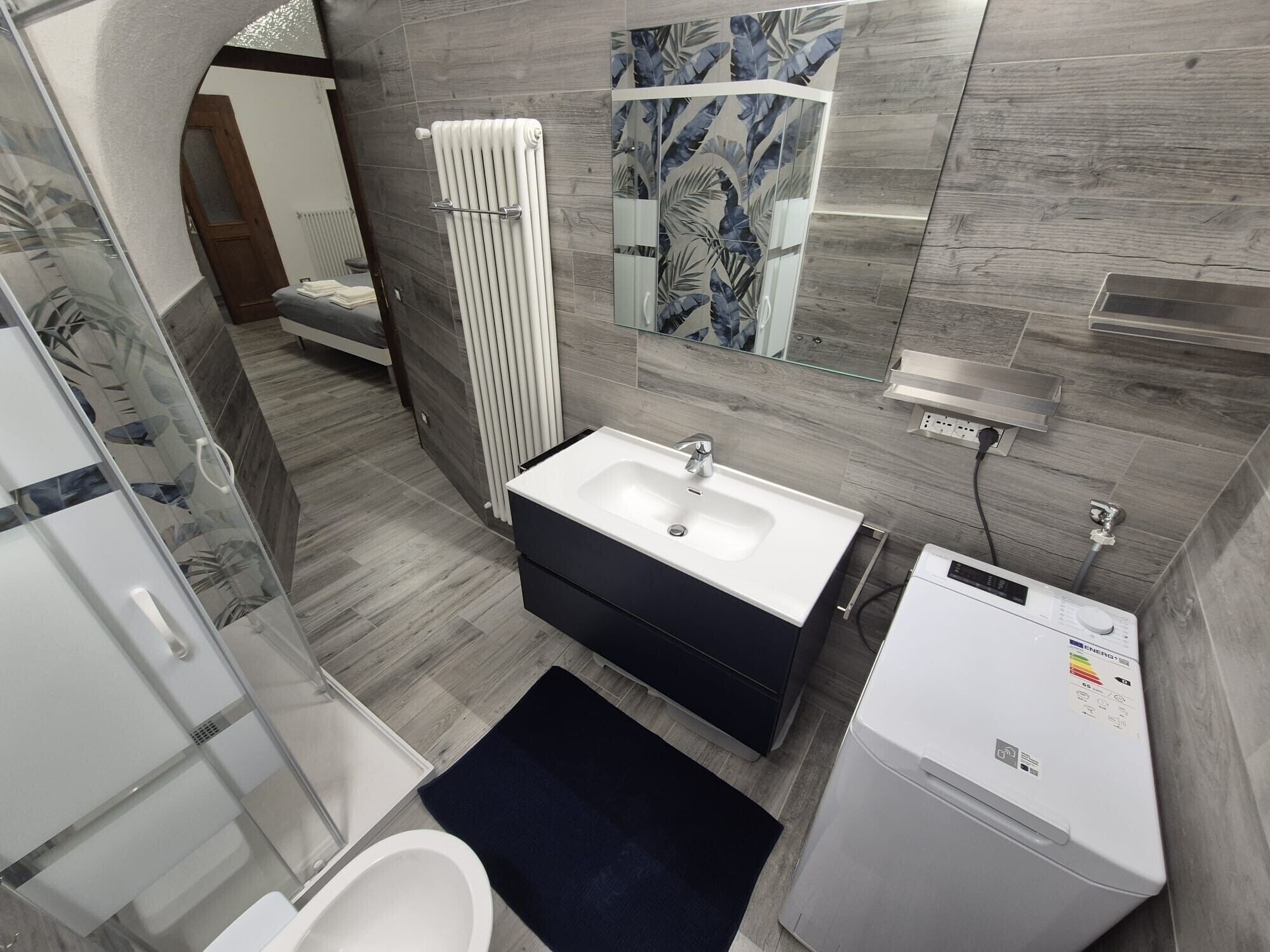 Douche, sèche-cheveux, serviettes fournies