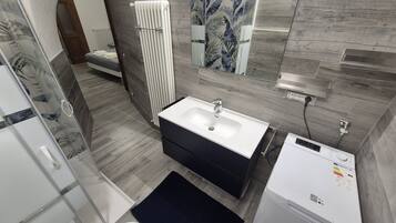 Douche, sĂšche-cheveux, serviettes fournies