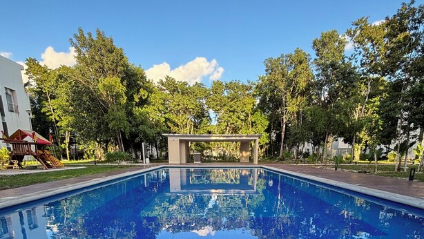 Una piscina al aire libre, una piscina climatizada