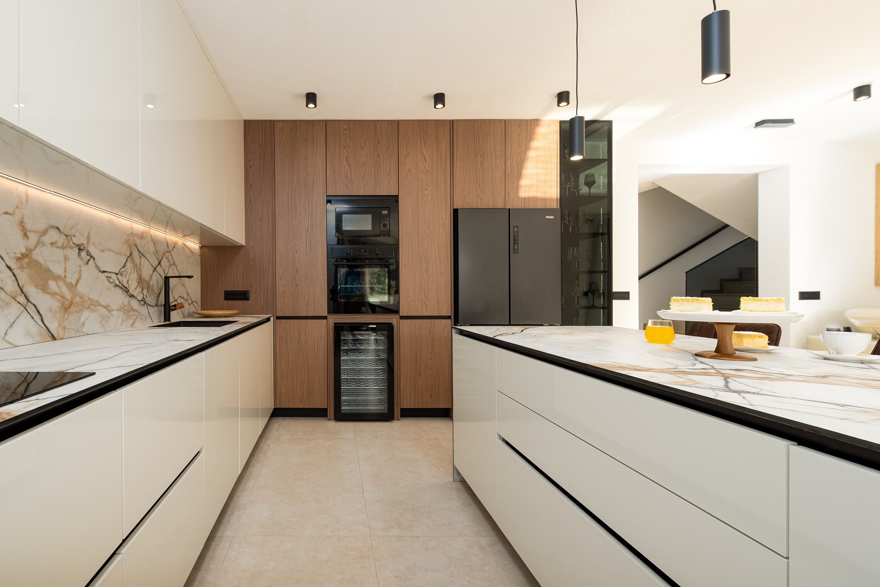 Villa de lujo, vista parcial al mar | Cocina privada | Refrigerador con congelador, microondas, horno y parrilla de estufa 