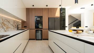 Villa de lujo, vista parcial al mar | Cocina privada | Refrigerador con congelador, microondas, horno y parrilla de estufa