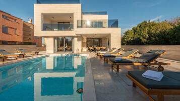 Außenpool, Liegestühle