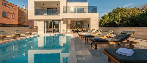 Piscine extérieure, chaises longues