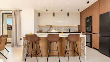 Luxury-Villa, eingeschränkter Meerblick | Essbereich im Zimmer