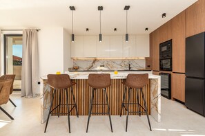 Villa Luxe, vue partielle sur la mer | Restauration dans la chambre