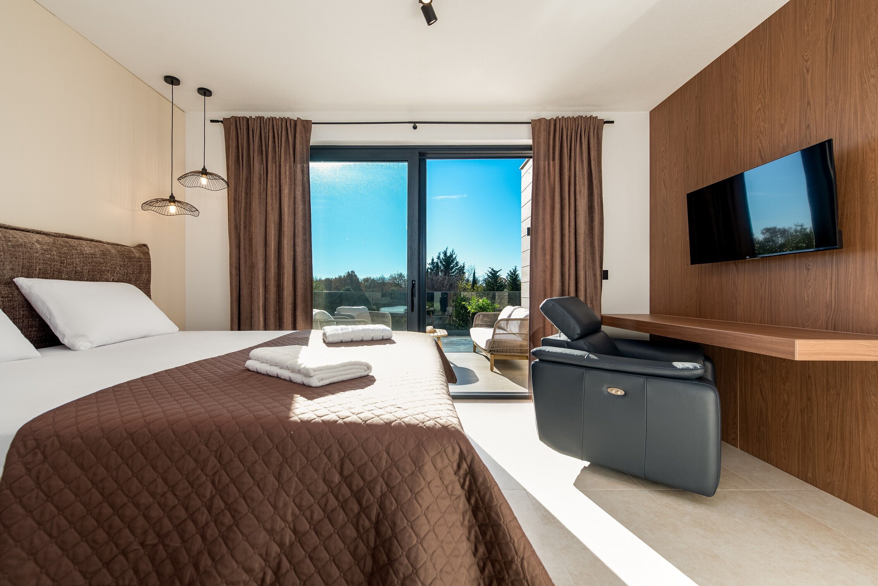 Villa de lujo, vista parcial al mar | Caja de seguridad en la habitación y tabla de planchar con plancha 