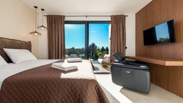 Villa de lujo, vista parcial al mar | Caja de seguridad en la habitación y tabla de planchar con plancha