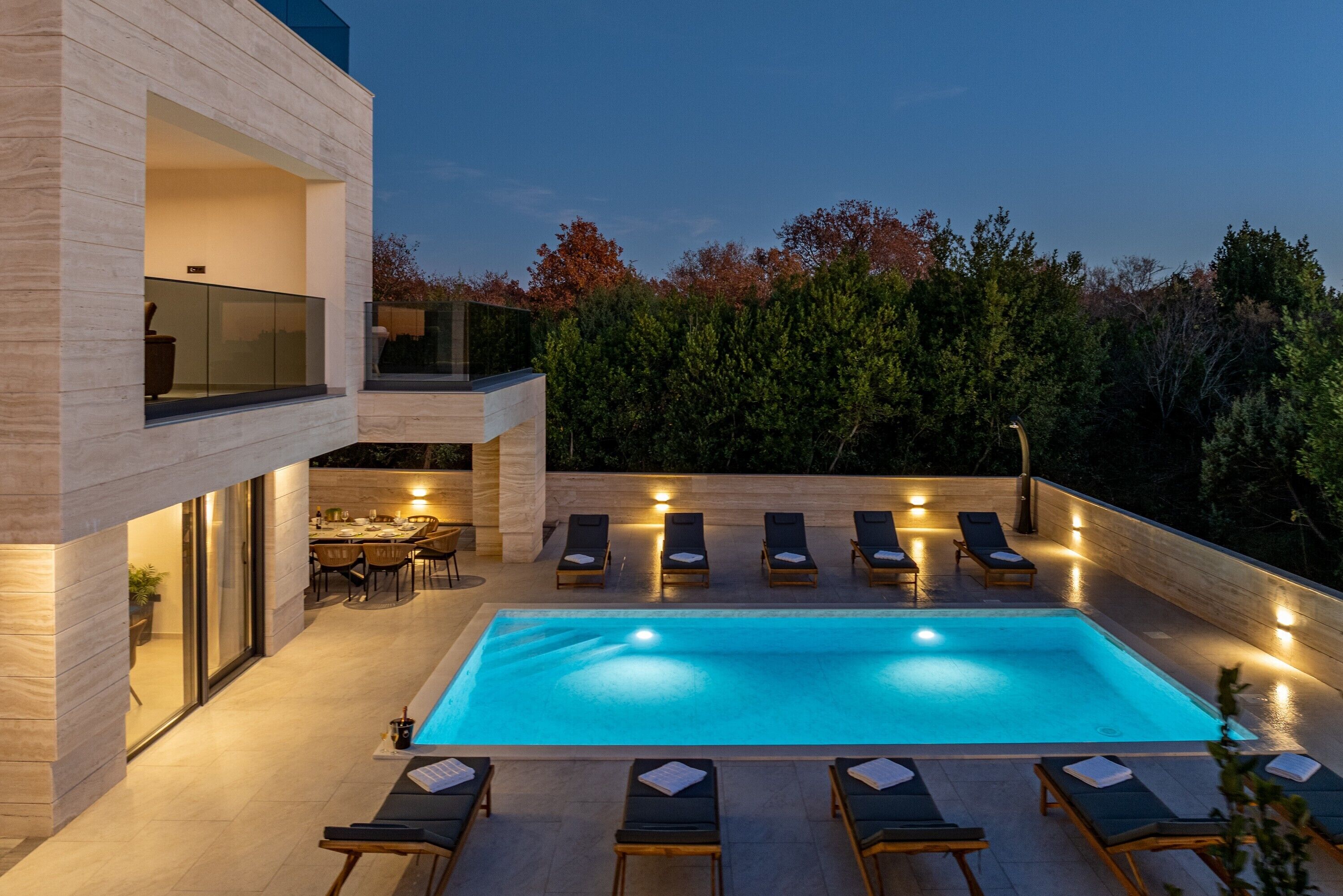 Alberca al aire libre y camastros 