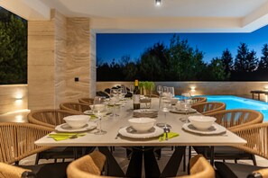 Villa Luxe, vue partielle sur la mer | Terrasse/Patio