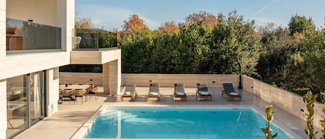 Piscine extérieure, chaises longues