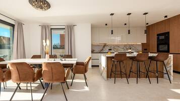 Luxury-Villa, eingeschränkter Meerblick | Essbereich im Zimmer