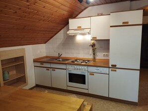 Kühlschrank, Mikrowelle, Ofen, Geschirrspüler