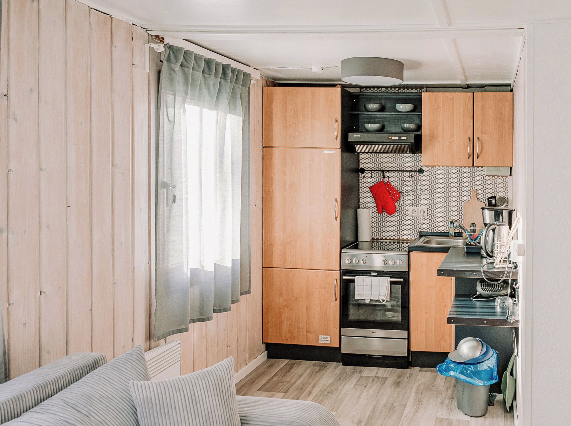 Kühlschrank, Ofen, Herdplatte, Wasserkocher mit Kaffee-/Teezubehör