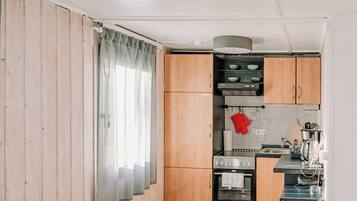 Kühlschrank, Ofen, Herdplatte, Wasserkocher mit Kaffee-/Teezubehör