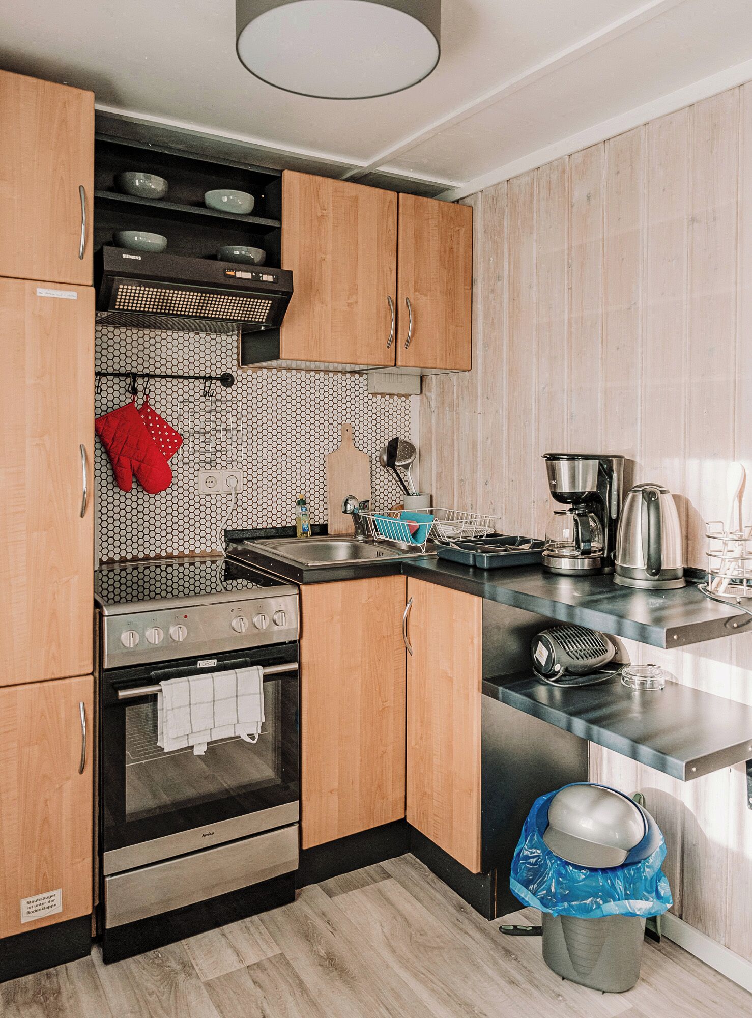 Kühlschrank, Ofen, Herdplatte, Wasserkocher mit Kaffee-/Teezubehör