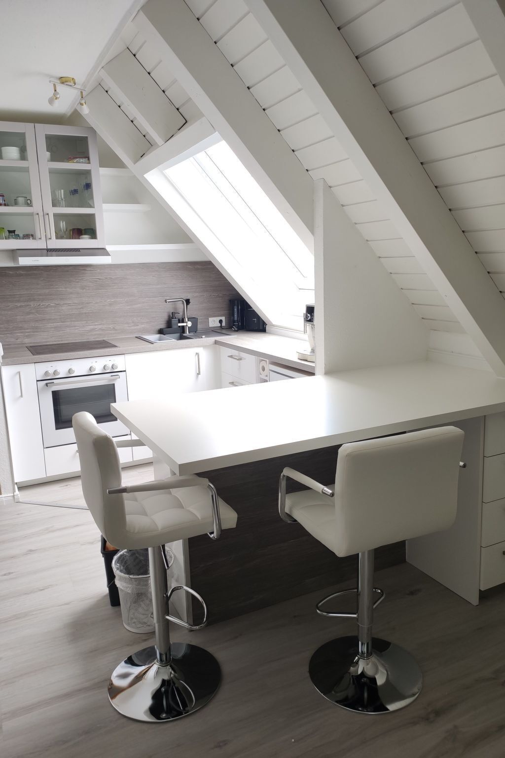 Køleskab, ovn, opvaskemaskine, køkkentøj/tallerkener/redskaber