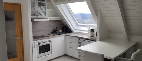 Kjøleskap, ovn, oppvaskmaskin og kjøkkenutstyr