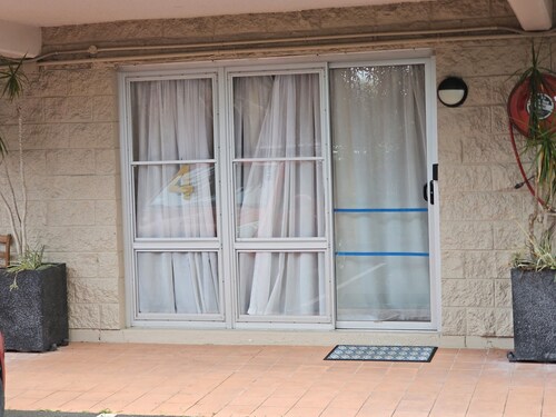 Comfortable, Centrally located Studio with Parking, Kitchenette & Coffee Machine