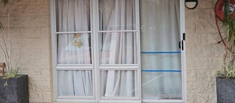 Comfortable, Centrally located Studio with Parking, Kitchenette & Coffee Machine