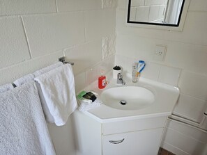 Shower, hair dryer, towels, soap - Comfortable, Centrally located Studio with Parking, Kitchenette & Coffee Machine (Auckland)