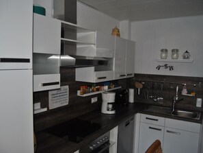 Kylskåp, mikrovågsugn, ugn och diskmaskin