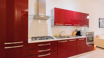 KĂŒhlschrank, Ofen, Herdplatte, GeschirrspĂŒler