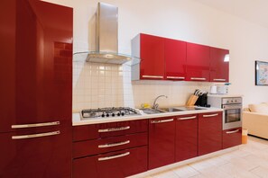 Frigorifero, forno, piano cottura, lavastoviglie