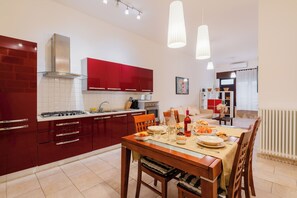 Frigorifero, forno, piano cottura, lavastoviglie