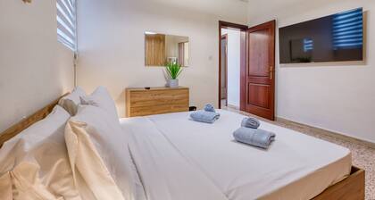 Traditional, large 3 bedroom house with Yard JBAR1-1