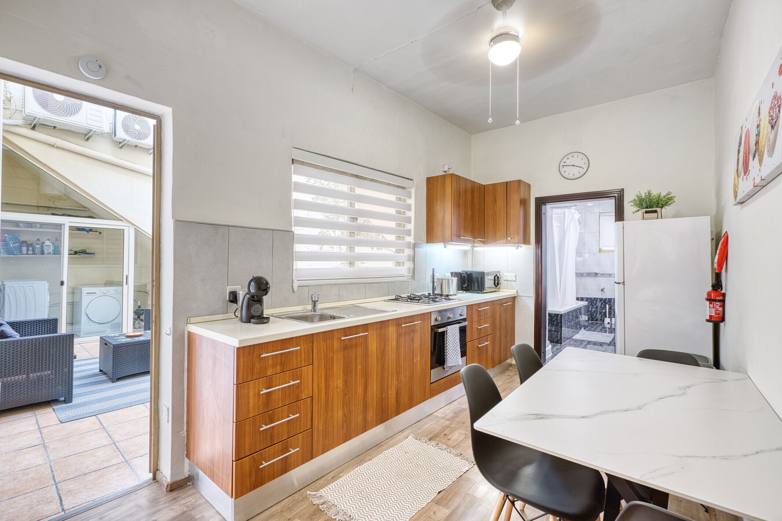 Kühlschrank, Mikrowelle, Ofen, Wasserkocher mit Kaffee-/Teezubehör