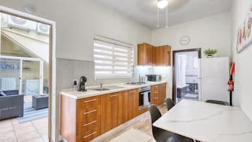 Kühlschrank, Mikrowelle, Ofen, Wasserkocher mit Kaffee-/Teezubehör