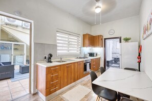 Jääkaappi, mikroaaltouuni, uuni, kahvin-/teenkeitin