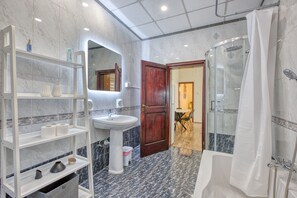 Shower, hair dryer, towels, soap - Traditional, large 3 bedroom house with Yard JBAR1-1 (St Julian's)