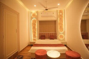 Standaard tweepersoonskamer, uitzicht op de stad | Een bureau, een laptopwerkplek, gratis wifi