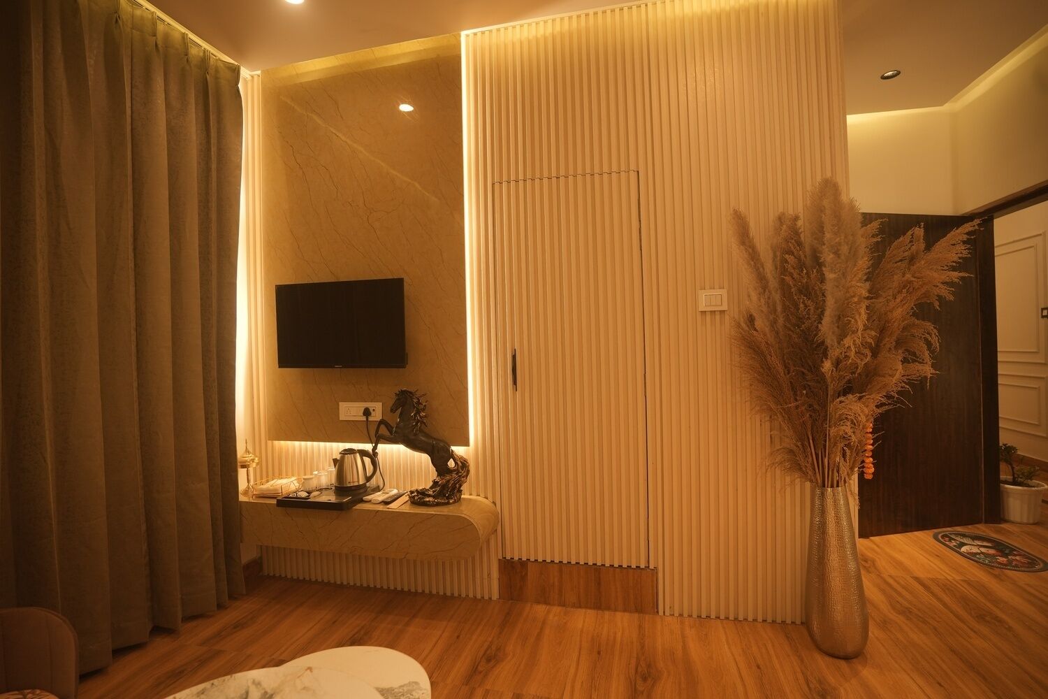 Deluxe Double Room, Balcony, City View | Interior