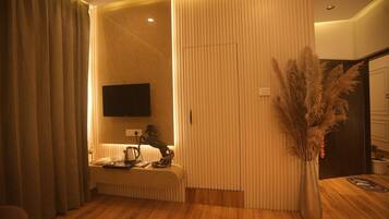 Deluxe Double Room, Balcony, City View | Interior