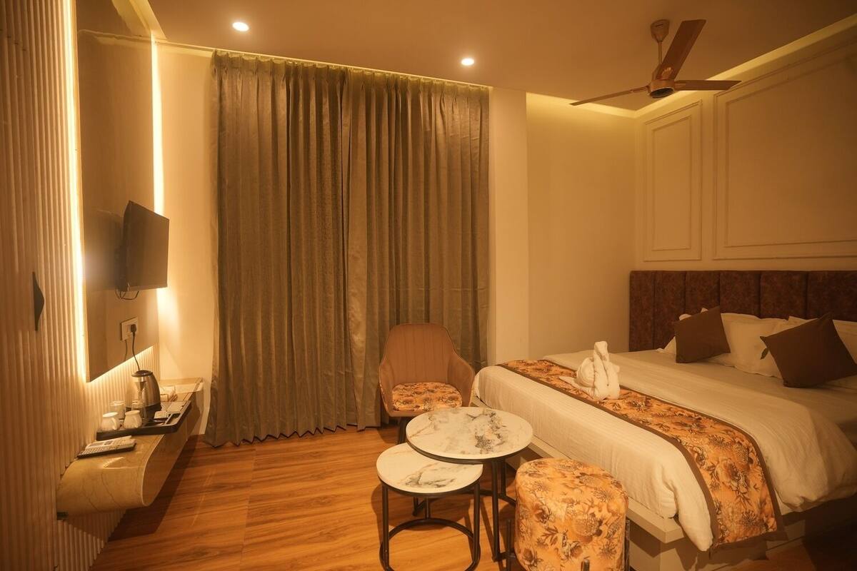 Deluxe tweepersoonskamer, balkon, uitzicht op de stad | Een bureau, een laptopwerkplek, gratis wifi