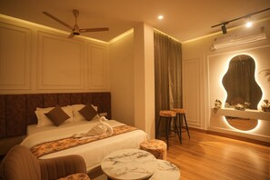 Deluxe tweepersoonskamer, balkon, uitzicht op de stad | Een bureau, een laptopwerkplek, gratis wifi