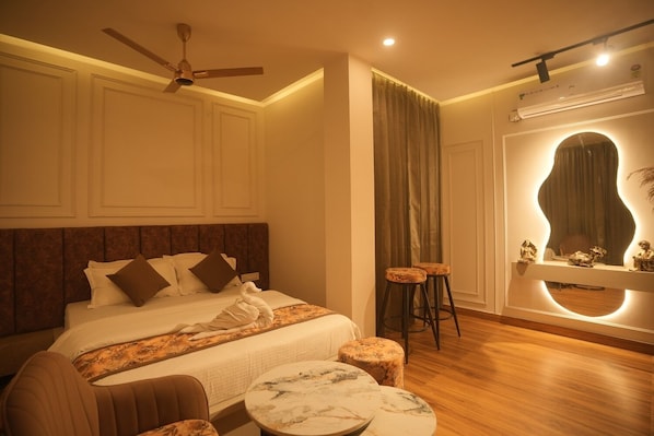 Deluxe-Doppelzimmer, Balkon, Stadtblick | Schreibtisch, laptopgeeigneter Arbeitsplatz, kostenloses WLAN