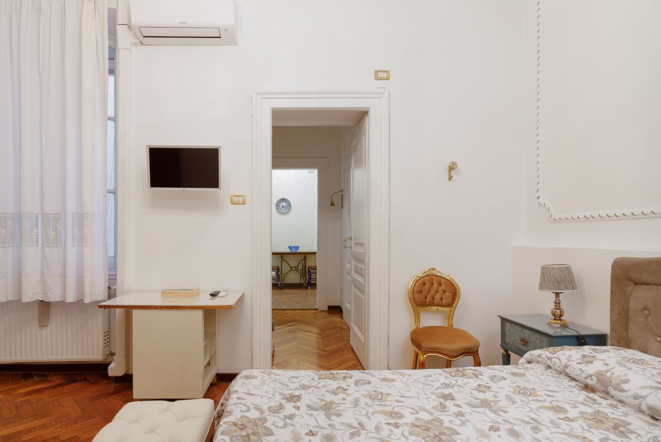 2 Schlafzimmer, Schreibtisch