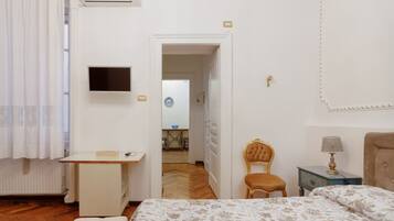 2 Schlafzimmer, Schreibtisch