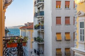 صورة غير مصنفة، 3 من 31، زرّ