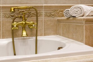 Doccia, vasca idromassaggio, bidet, asciugamani