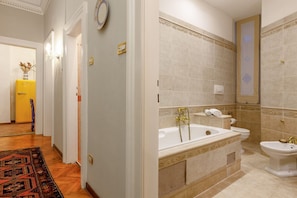 صورة غير مصنفة، 4 من 31، زرّ