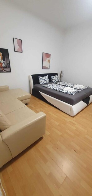 Basic Apartment | Iron/ironing board, free WiFi - Modern Apartment Near Enkplatz (Vienna)
