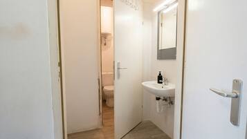 Basic Apartment | Bathroom | Shower, free toiletries, hair dryer, towels