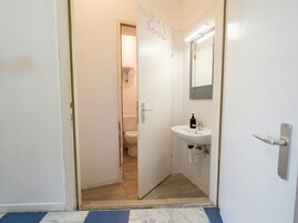 Basic Apart Daire | Banyo | Duş, ücretsiz banyo/kozmetik ürünleri, saç kurutma makinesi, havlu 
