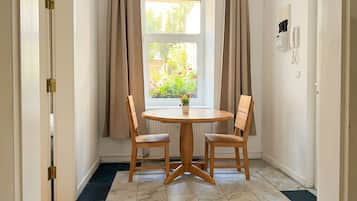 Apartamento básico | Opções para refeição no quarto