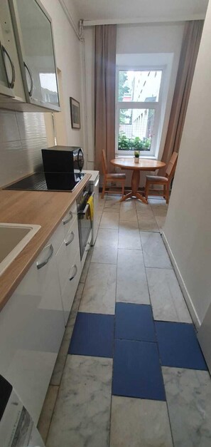 ベーシック アパートメント | 専用キッチン | 冷蔵庫、電子レンジ、オーブン、コンロ