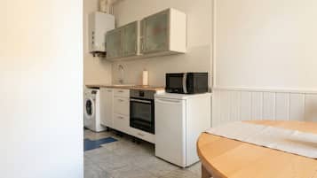 Apartamento básico | Cozinha privada | Geladeira, micro-ondas, fogão, cooktop